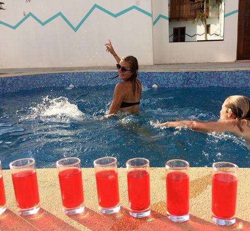 Imagen de la piscina del Hotel MadWoods Hostel. Foto 17