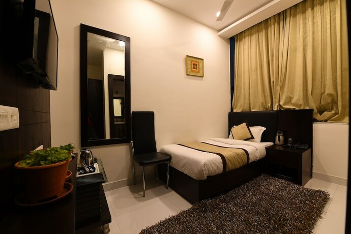 Imagen de la habitación del Hotel Madhav Muskan Residency. Foto 25