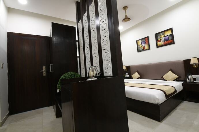 Imagen de la habitación del Hotel Madhav Muskan Residency. Foto 26