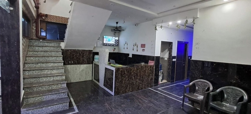 Imagen de los interiores del Hotel Madhu Sudhan. Foto 15