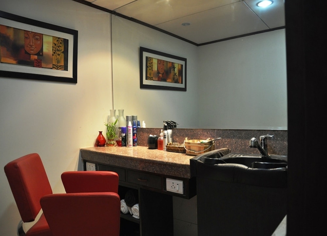 Imagen de la piscina del Hotel Madhuban Sarovar Portico Mussoorie. Foto 18