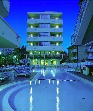 Imagen de la piscina del Hotel Madison, Cattolica. Foto 17