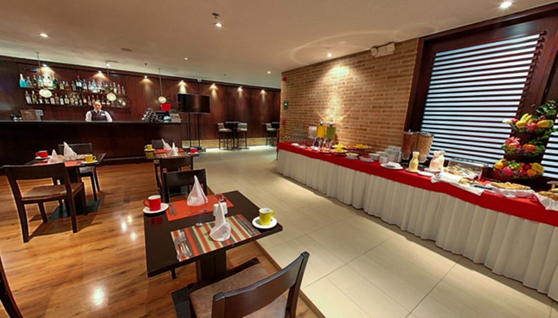 Imagen del bar/restaurante del Hotel Madisson Inn Luxury By Geh Suites. Foto 1