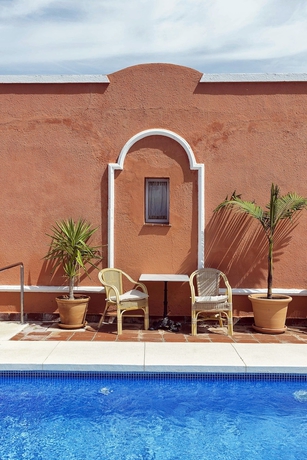 Imagen de la piscina del Hotel Madreselva. Foto 17