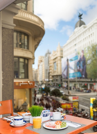 Imagen del bar/restaurante del Hotel Madrid Gran Via 25 Affiliated By Meliá. Foto 7