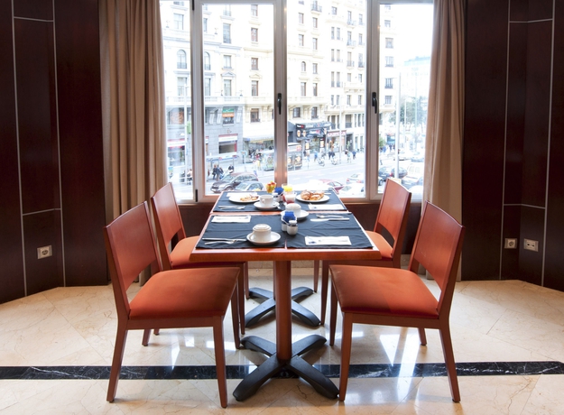 Imagen del bar/restaurante del Hotel Madrid Plaza De España Affiliated By Meliá. Foto 5