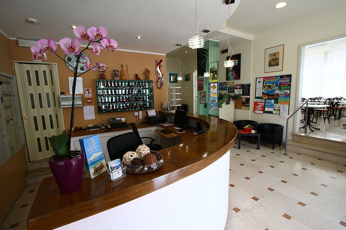 Imagen de los interiores del Hotel Madrid, Rimini. Foto 16