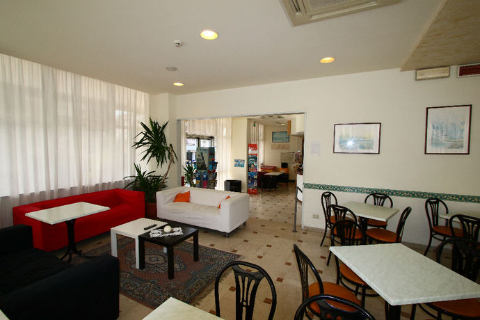 Imagen de los interiores del Hotel Madrid, Rimini. Foto 17