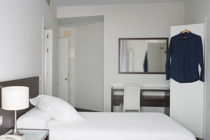 Imagen de la habitación del Hotel Madrid Sevilla. Foto 6