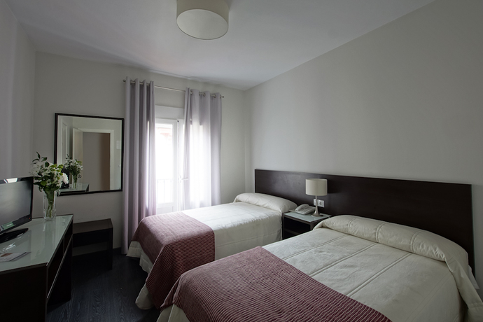 Imagen de la habitación del Hotel Madrid Sevilla. Foto 7