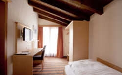 Imagen de la habitación del Hotel Madrisa Lodge. Foto 2