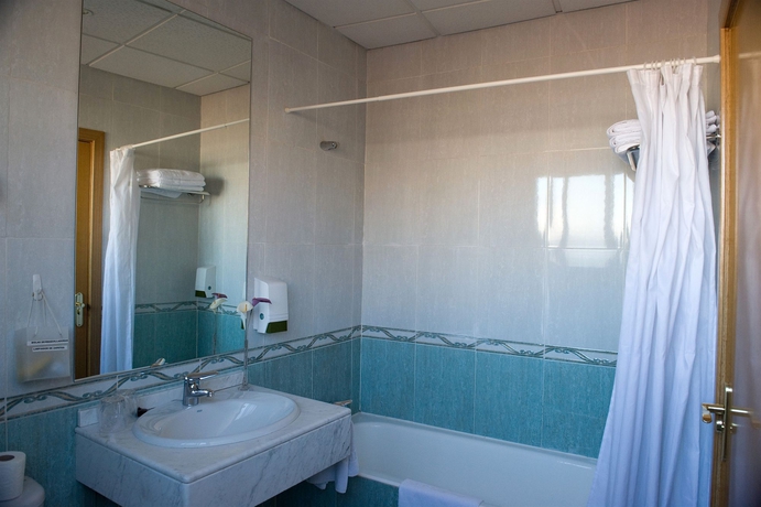 Imagen de la habitación del Hotel Madrisol. Foto 13