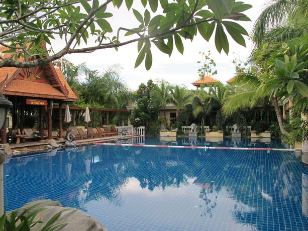 Imagen de la piscina del Hotel Mae Pim Resort. Foto 15