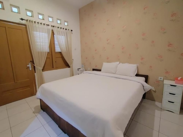 Imagen de la habitación del Hotel Maerakatja Yogyakarta. Foto 15