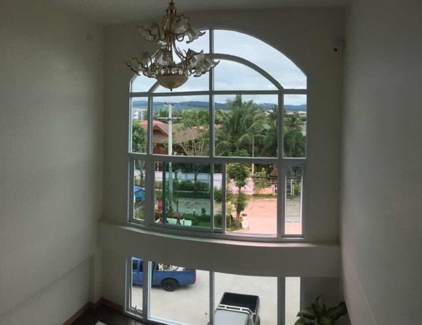 Imagen de los interiores del Hotel Maesot Siri. Foto 17