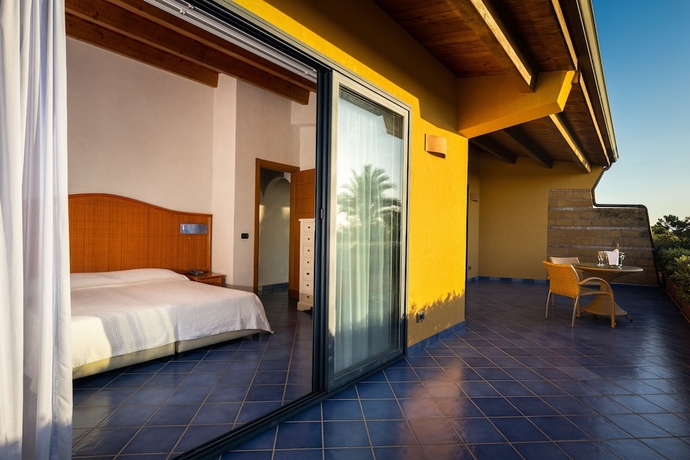 Imagen de la habitación del Hotel Magaggiari Resort. Foto 3