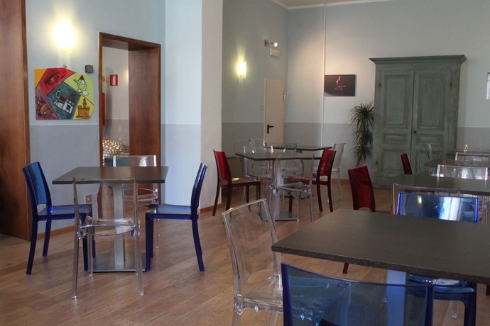 Imagen del bar/restaurante del Hotel Magenta. Foto 2