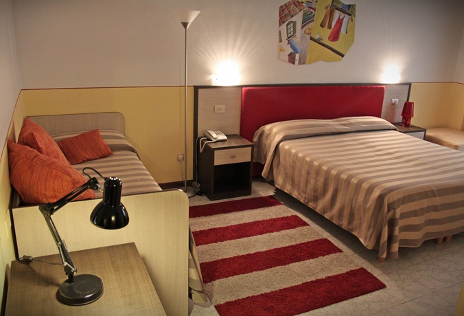 Imagen de la habitación del Hotel Magenta. Foto 5