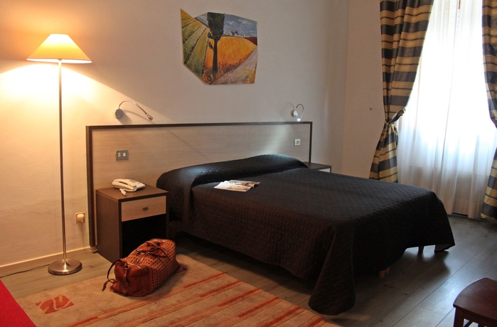 Imagen de la habitación del Hotel Magenta. Foto 8