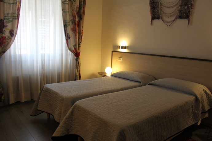 Imagen de la habitación del Hotel Magenta. Foto 10