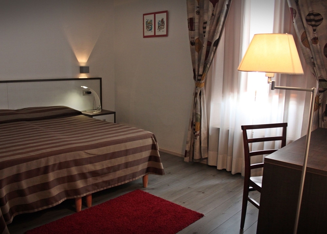 Imagen de la habitación del Hotel Magenta. Foto 11