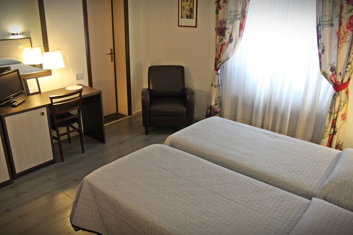 Imagen de la habitación del Hotel Magenta. Foto 13