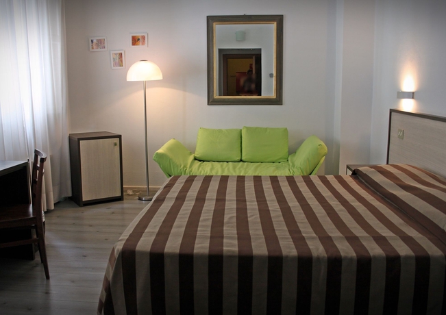 Imagen de la habitación del Hotel Magenta. Foto 14