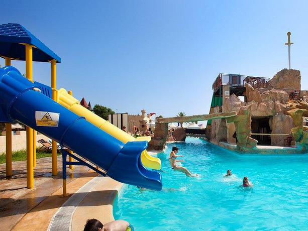 Imagen de la piscina del Hotel Magic Robin Hood Lodge Resort. Foto 10