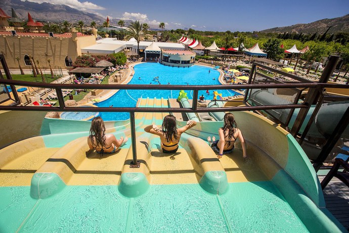 Imagen de la piscina del Hotel Magic Robin Hood Lodge Resort. Foto 11