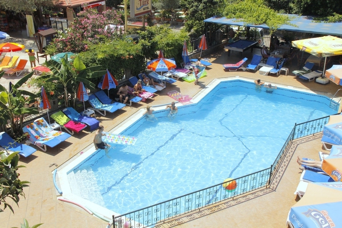 Imagen de la piscina del Hotel Magic Tulip. Foto 19