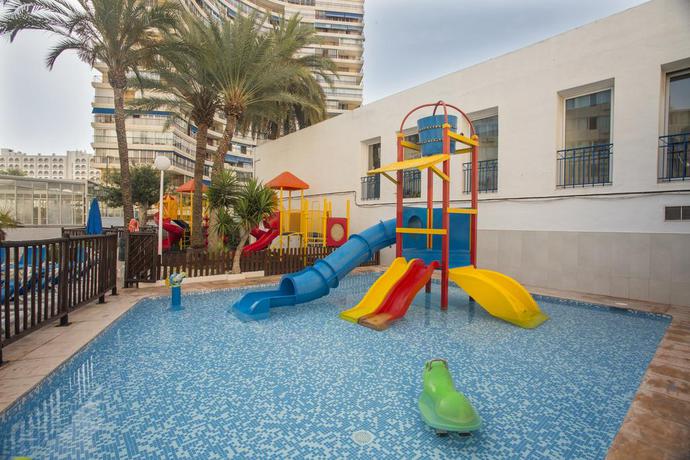 Imagen de la piscina del Hotel Magic Villa Benidorm. Foto 15