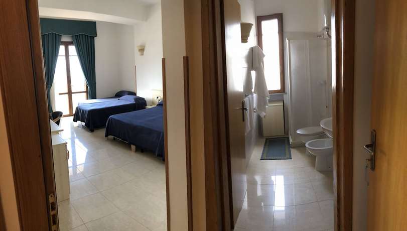 Imagen de la habitación del Hotel Magna Grecia. Foto 12