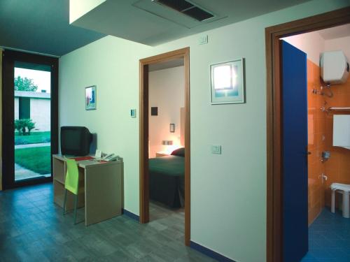 Imagen de la habitación del Hotel Magna Grecia Village. Foto 9