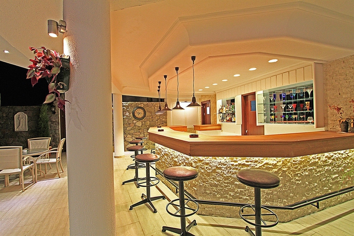 Imagen de la piscina del Hotel Magna Manastir. Foto 12