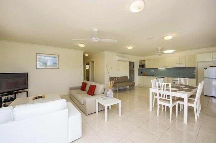 Imagen del bar/restaurante del Hotel Magnetic Sunsets Resort. Foto 2