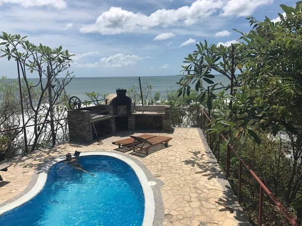 Imagen de la piscina del Hotel Magnific Rock - Surf Resort and Yoga Retreat Nicaragua - Hostel. Foto 20