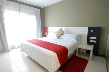 Imagen de la habitación del Hotel Magno Suites. Foto 3