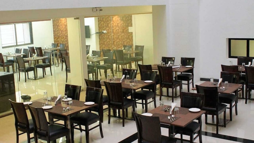 Imagen del bar/restaurante del Hotel Magnus Square Business. Foto 2