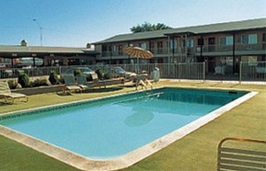 Imagen de la piscina del Hotel Magnuson Adobe Inn. Foto 3
