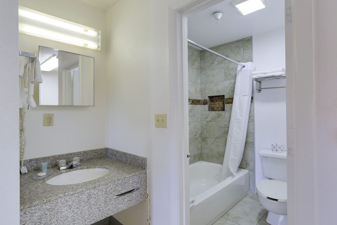 Imagen de la habitación del Hotel Magnuson Bradenton. Foto 13