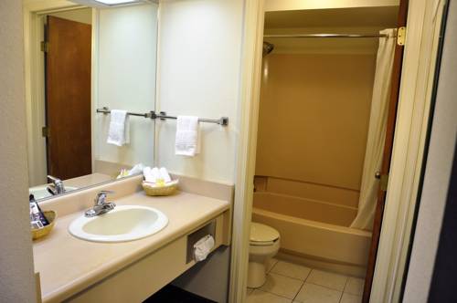 Imagen de la habitación del Hotel Magnuson East Sandusky. Foto 14