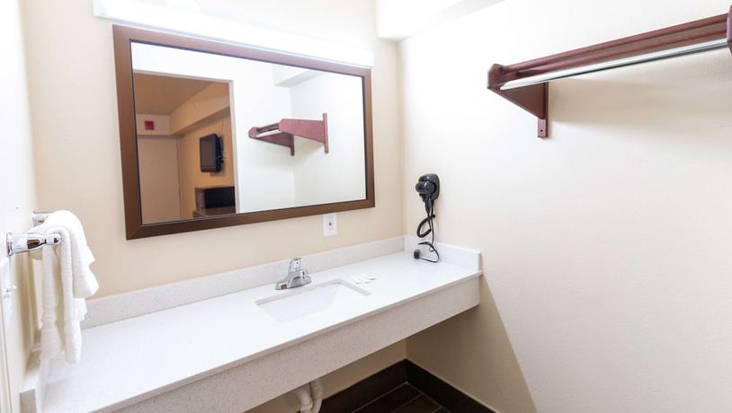 Imagen de la habitación del Hotel Magnuson Extended Stay and Suites Airport. Foto 7