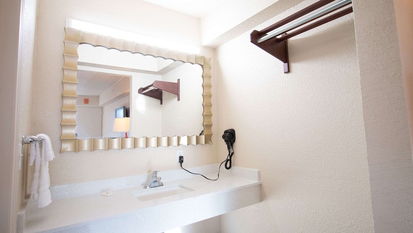 Imagen de la habitación del Hotel Magnuson Extended Stay and Suites Airport. Foto 14