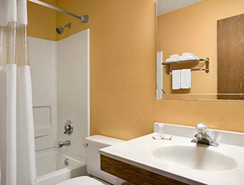 Imagen de la habitación del Hotel Magnuson Fort Wayne North - Coliseum. Foto 6