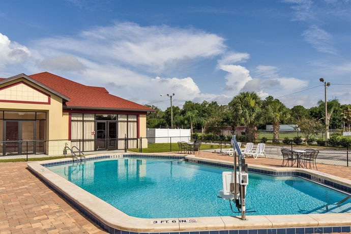 Imagen de la piscina del Hotel Magnuson Kissimmee Maingate. Foto 15