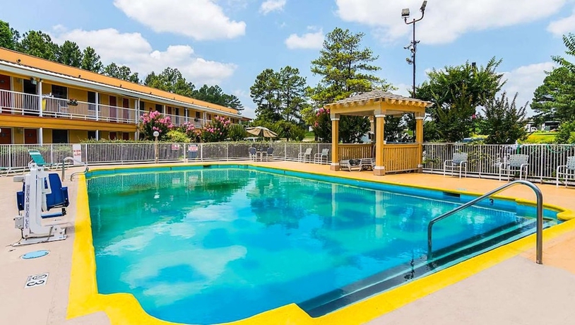Imagen de la piscina del Hotel Magnuson Little Rock South. Foto 17