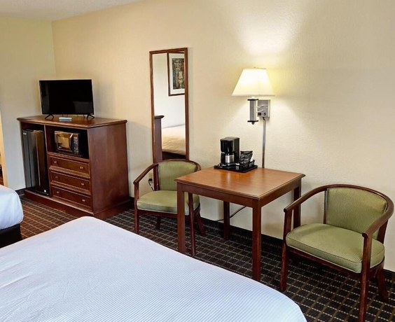 Imagen de la habitación del Hotel Magnuson Zephyrhills. Foto 6