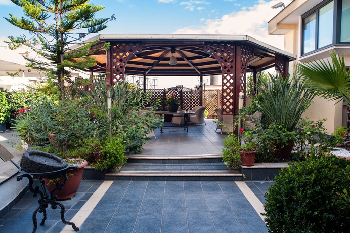 Imagen de los exteriores del Hotel Magris. Foto 12