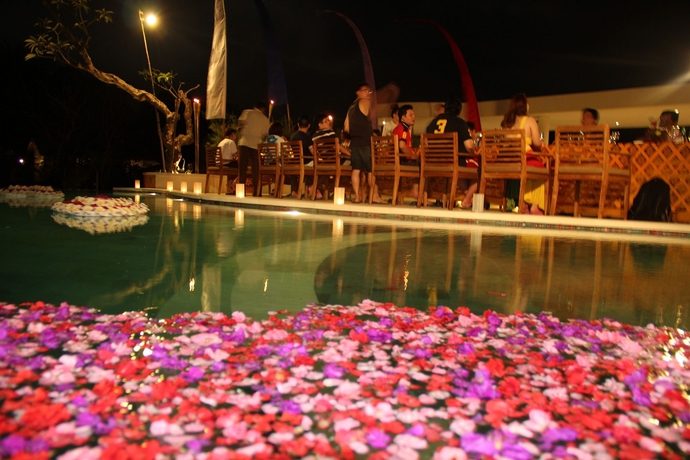 Imagen del bar/restaurante del Hotel Mahagiri Villas and Spa Dreamland. Foto 2