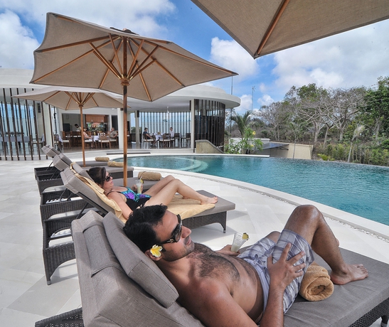 Imagen de la piscina del Hotel Mahagiri Villas and Spa Dreamland. Foto 14